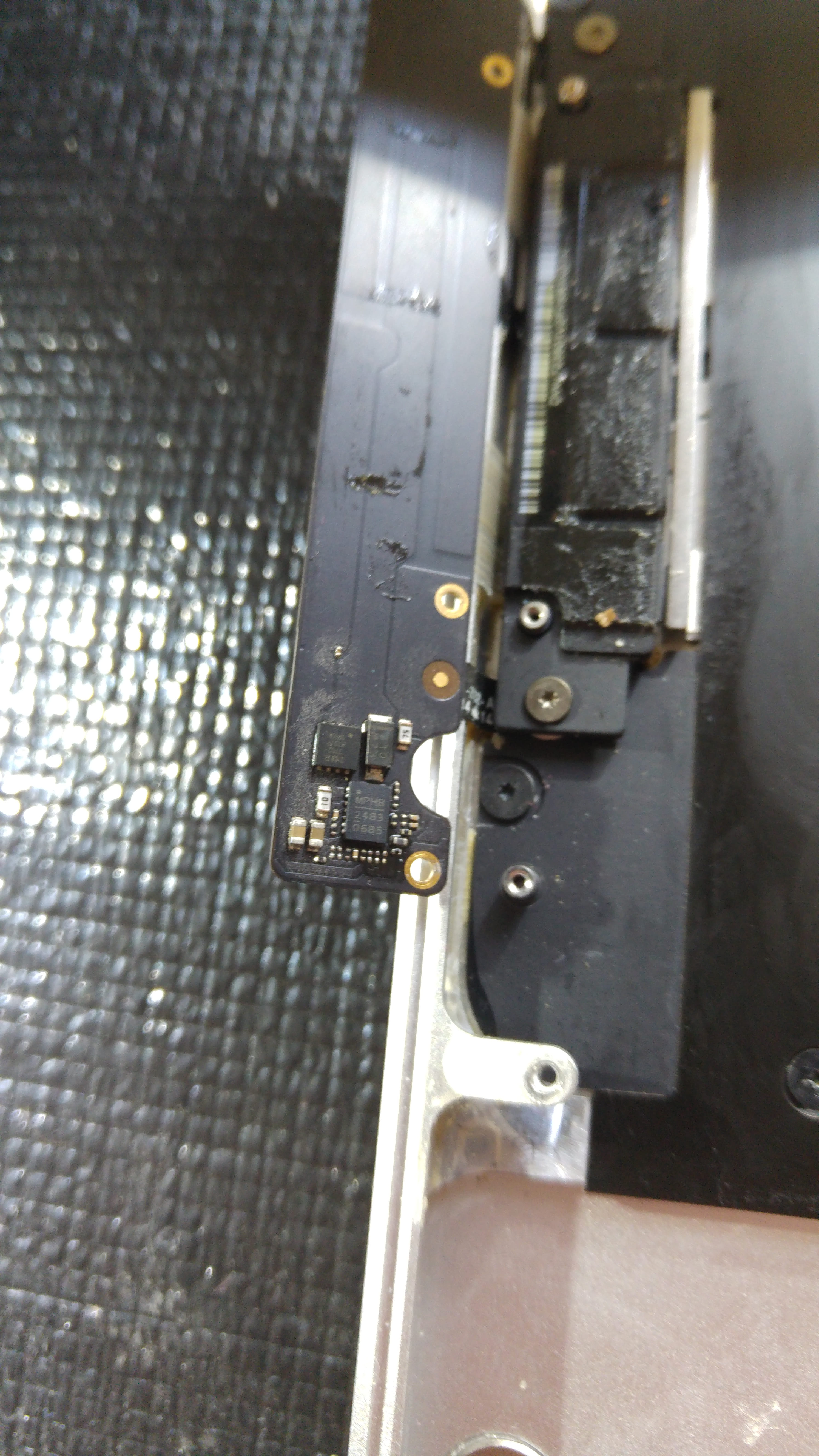 Macbook Pro A1398 - identyfikacja brakujących elementów • Forum ELVIKOM